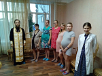 Встреча священнослужителя с будущими мамами в роддоме