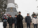 Глава Россошанской епархии возложил цветы к памятнику солдатам, погибшим при освобождении г. Россошь в ВОВ