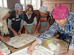 В Русскожуравской Воскресной школе прошел мастер-класс по изготовлению «жаворонков»