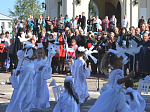 Акция милосердия «Белый цветок» завершилась праздничными мероприятиями на соборной площади