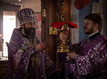 Преосвященнейший епископ Андрей возглавил богослужение в Павловске и посетил конференцию в местном педагогическом колледже