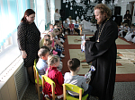 Благочинный посетил с рождественскими поздравлениями Верхнемамонский детский садик «Гнездышко»