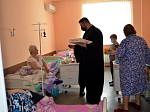 В праздник Пасхи духовенство благочиния и дети прихожан посетили отделения районной больницы