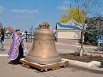 На колокольню Александро-Невского храма водружен самый большой в Россошанской епархии колокол