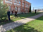 Воспитанники СОШ №2 помогли в уборке территории Казанского храма