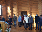 В день памяти Казанского образа верхнемамонцы помолились за праздничным богослужением и поздравили отца благочинного с днем рождения