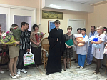 Клирик Россошанского благочиния поздравил молодых мам с выпиской из роддома