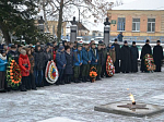 Епископ Россошанский и Острогожский Андрей в Героев Отечества возложил цветы к Братской могиле