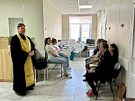 Клирик благочиния посетил акушерское отделение Ольховатской районной больницы