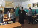 Протоиерей Сергий Чибисов провел беседу с учащимися Верхнемамонской СОШ и освятил помещения школы