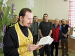 Священнослужители и матушки храмов г. Павловска посетили социальные учреждения и поздравили их насельников со спасительным праздником Рождества Христова