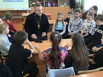 В Новой Калитве в рамках Дня православной книги прошла встреча священнослужителя и школьников