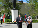 Возложение цветов к памятнику погибшим на мемориале г. Павловска