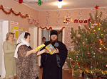 Протоиерей Сергий и матушка Надежда Чибисовы вручили детям из социально-реабилитационного центра подарки от владыки Андрея