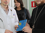 Острогожская молодёжь посетила со священником детскую больницу