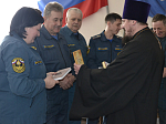 Священник передал в дар библиотекам пожарных частей православную литературу
