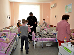 В праздник Пасхи духовенство благочиния и дети прихожан посетили отделения районной больницы