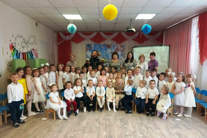 Иерей Игорь Подопригорин поздравил воспитанников Воробьевского детского сада с Пасхой Христовой