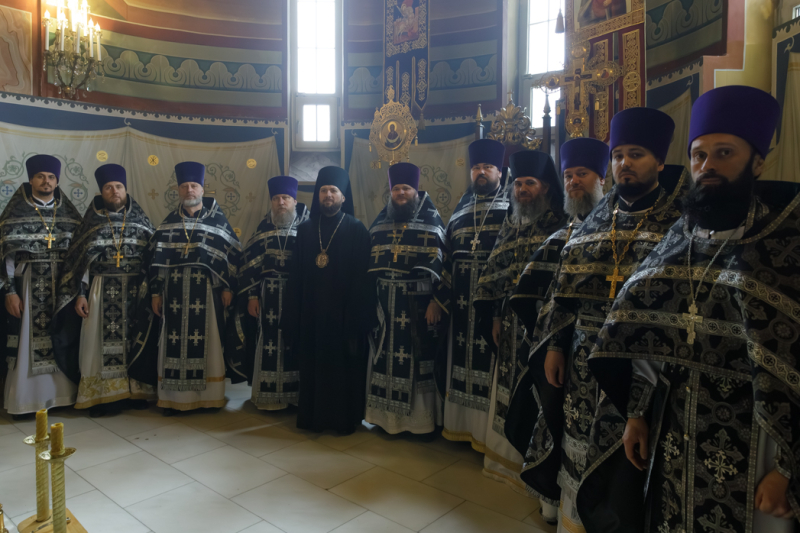 Преосвященнейший епископ Дионисий совершил в Свято-Ильинском кафедральном соборе города Россоши последнюю в этом году Литургию Преждеосвященных Даров