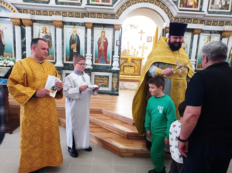 В Казанском храме г. Павловска Павловского благочиния раздали листовки, посвященные изучению Патриаршей библейской программы