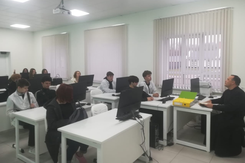 Помощник благочинного Павловского церковного округа по работе с молодежью посетил ГБПОУ ВО «Павловский техникум»