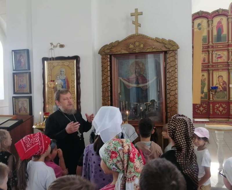 Клирик благочиния провел экскурсию по храму