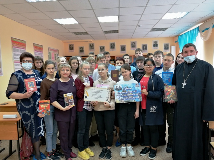 Священнослужитель с представителями районной библиотеки провели урок, посвящённый Дню славянской письменности и культуры