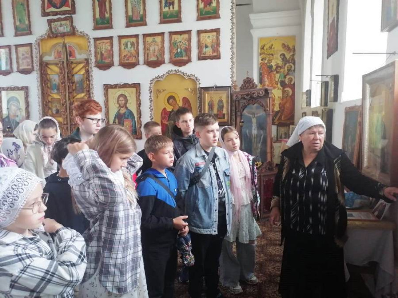 Верхнемамонские школьники посетили с экскурсией храм святых бессребреников Космы и Дамиана