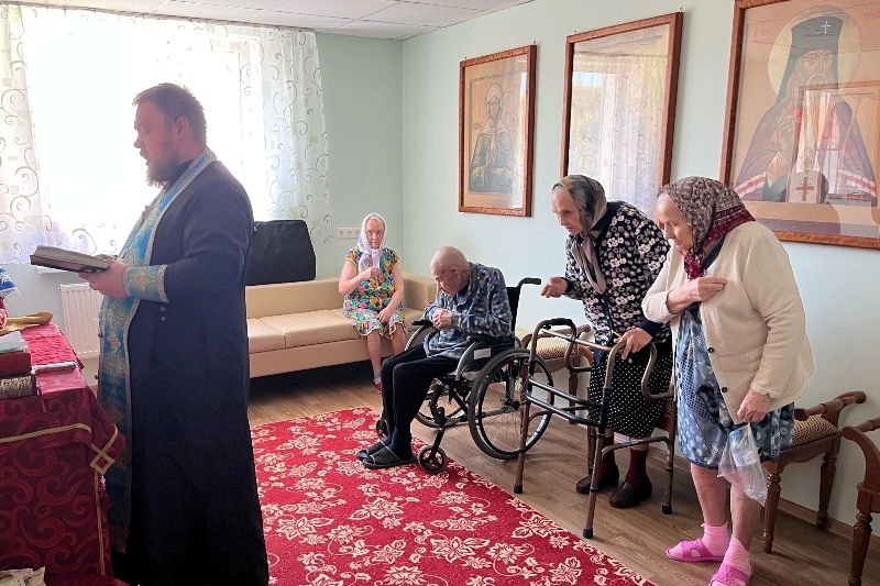В пансионате для престарелых села Коротояк Острогожского района совершено таинство исповеди и причастия