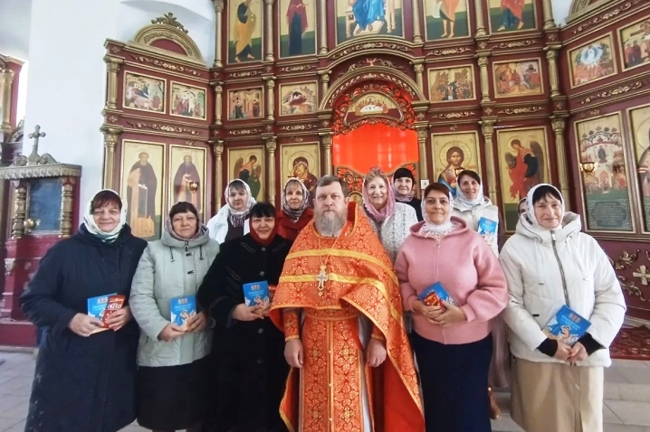 В храмах Россошанского благочиния прихожанок поздравили с Днем жен-мироносиц