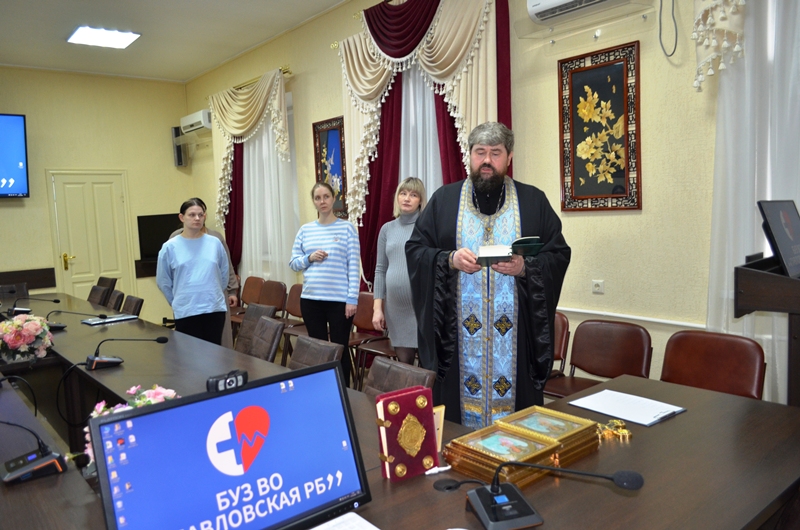 Руководитель епархиального отдела по вопросам семьи, защиты материнства и детства совершил молебен в Павловской районной больнице