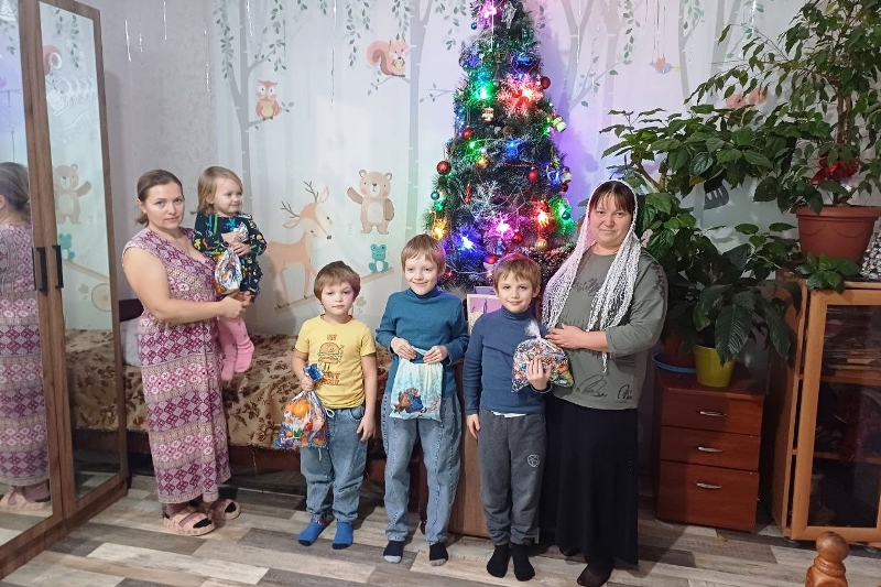 Матушка Ирина вместе с иереем Дионисием Киреевым поздравила многодетные семьи Петропавловского района с Рождеством Христовым
