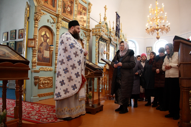 Прихожане Казанского храма поселка Каменка поздравили благочинного с именинами