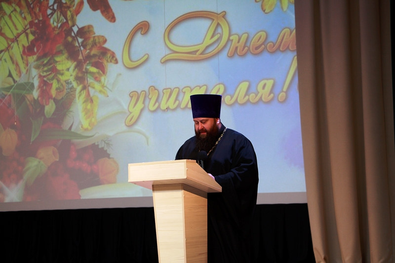 В районном Доме культуры пгт. Каменка прошло торжественное мероприятие, посвященное Дню учителя