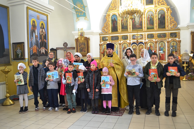 В храме св. мч. Иоанна Воина г. Богучар Богучарского благочиния совершен молебен на начало нового учебного года