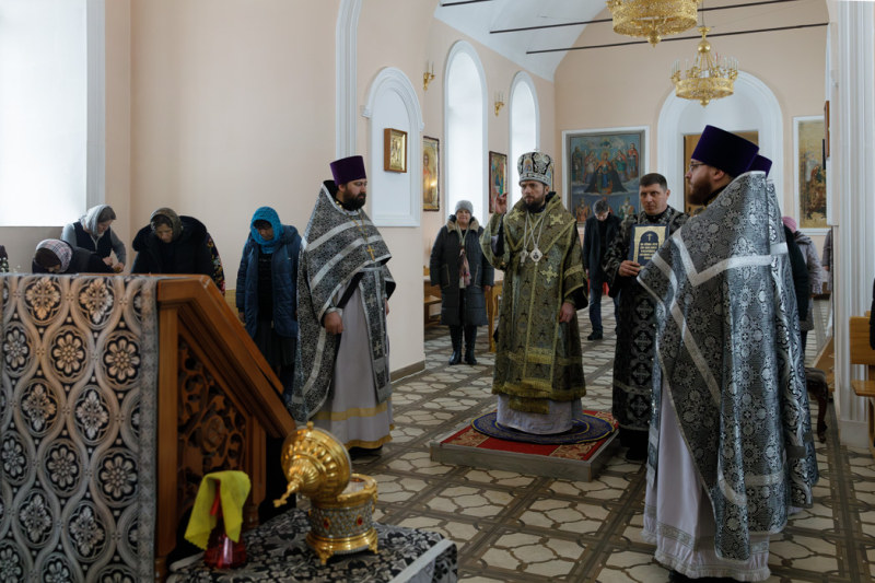 В пятницу второй седмицы Великого поста Архипастырь совершил Литургию Преждеосвященных Даров в храме Великомученика и Победоносца Георгия села Большая Хвощеватка