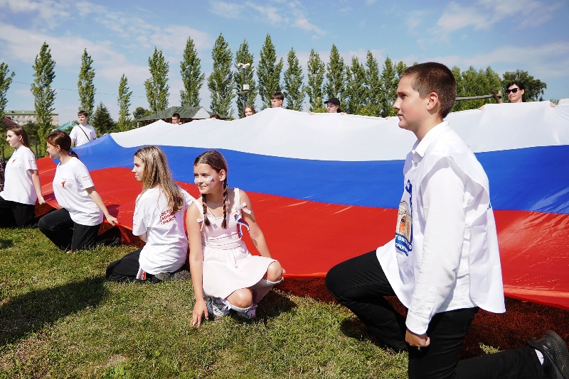 Молодежный актив Острогожского благочиния принял участие в торжественных мероприятиях, посвященных Дню Государственного Флага Российской Федерации