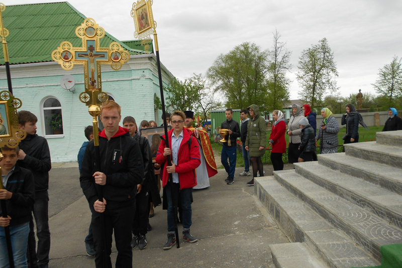 Школьники приняли участие в Пасхальном Крестном ходе