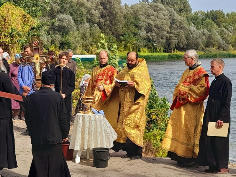 В престольный праздник храма св. бл. Александра Невского паломники Богучарского благочиния посетили Воскресенский Белогорский мужской монастырь