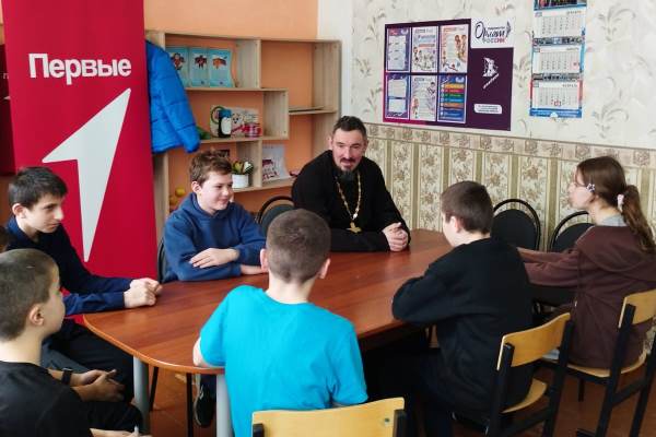 Священник провел в сельской школе урок мужества