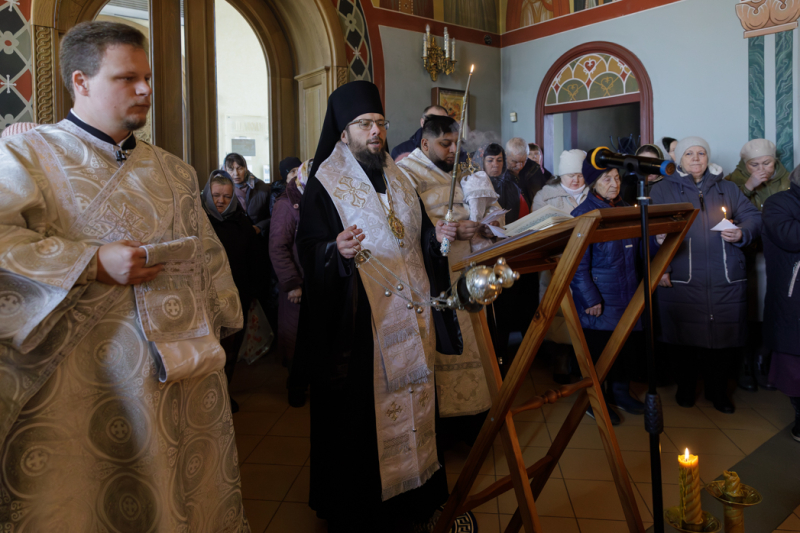 В великопостную Родительскую субботу епископ Дионисий совершил панихиду в Свято-Ильинском кафедральном соборе города Россошь
