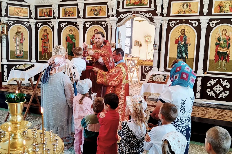 Воспитанники Манинского детского сада помолились за Божественной литургией в храме Великомученика и Победоносца Георгия села Манино