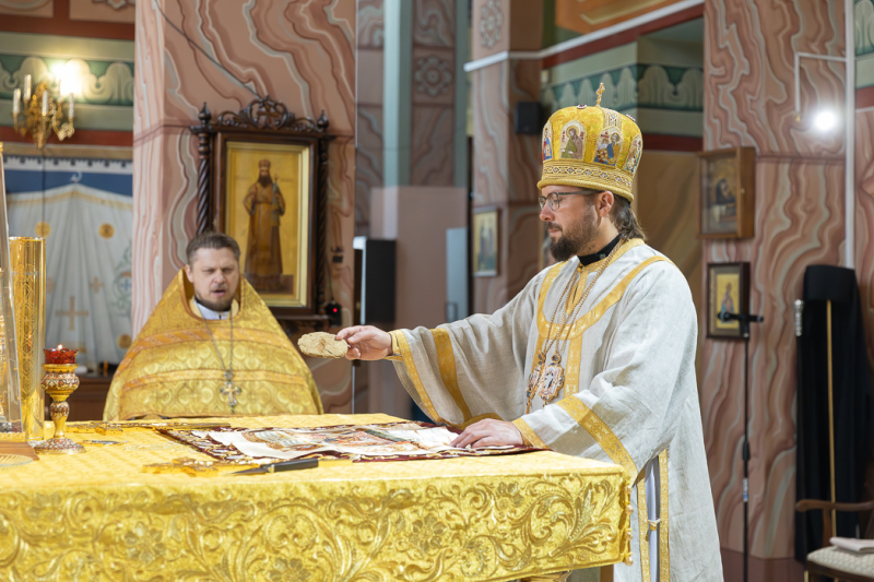 Правящий Архиерей совершил Божественную литургию в Свято-Ильинском кафедральном соборе г. Россоши