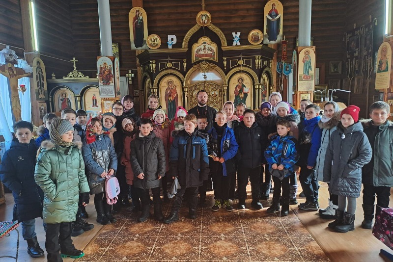 Учащиеся Воробьевской школы посетили храм Архистратига Божия Михаила села Воробьёвка