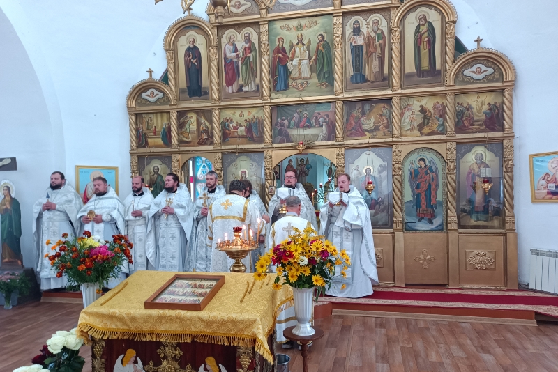 В Свято-Никольском храме села Урыв-Покровка Острогожского района перед отпеванием настоятеля храма, новопреставленного иерея Михаила Порубаева, состоялось соборное богослужение