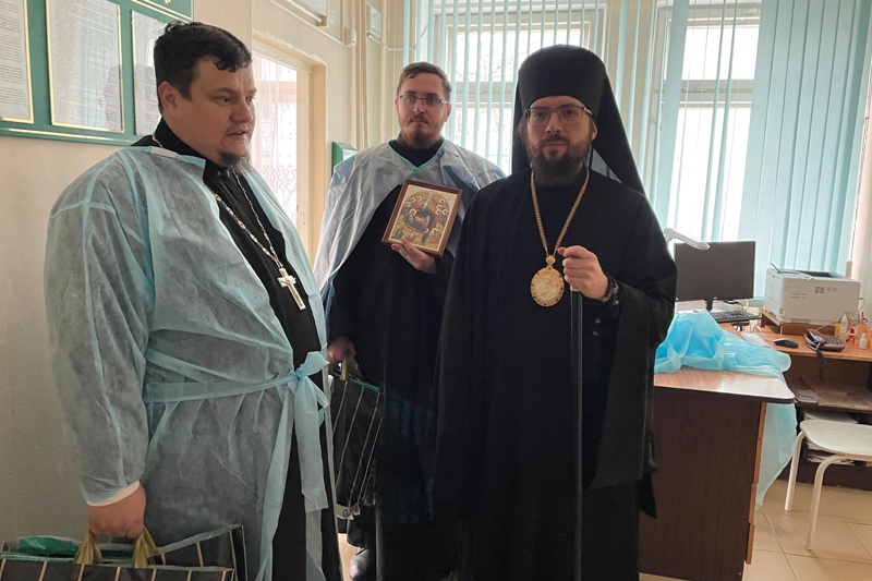 В Рождественский сочельник Преосвященнейший Дионисий, епископ Россошанский и Острогожский, посетил посетил акушерское отделение Россошанской районной больницы