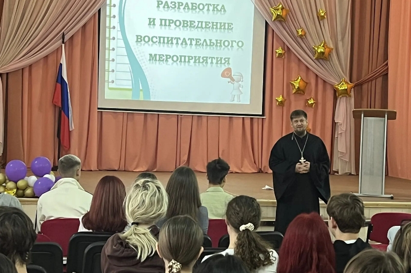 Священнослужитель провел встречу с учениками Россошанского лицея