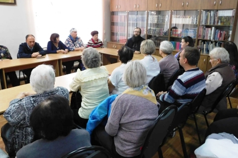 В Острогожской районной библиотеке прошла встреча с иеродиаконом Захарией (Касьяновым), приуроченная к празднику Покрова Пресвятой Богородицы