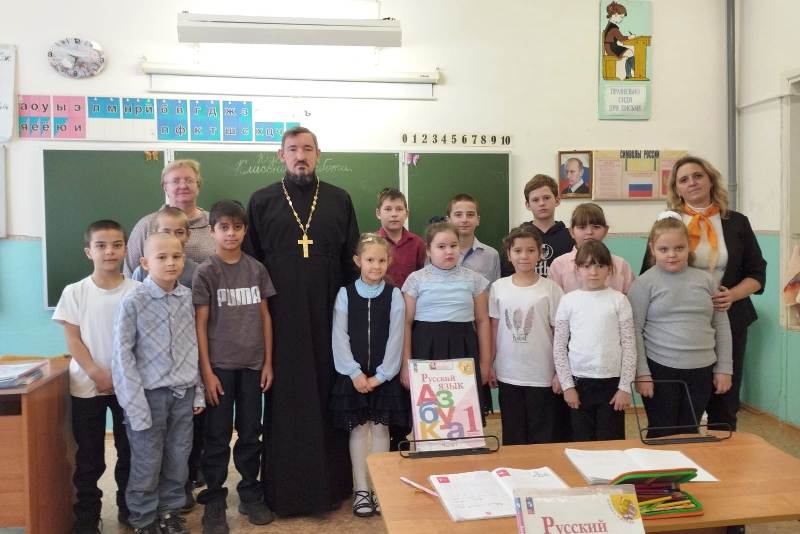 Клирик Каменского благочиния провел просветительскую беседу со школьниками о важнейших духовно-нравственных ценностях