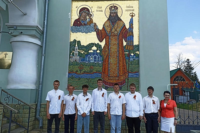 В Острогожске прошла патриотическая акция «Лента Победы» с участием православной молодежи и студентов